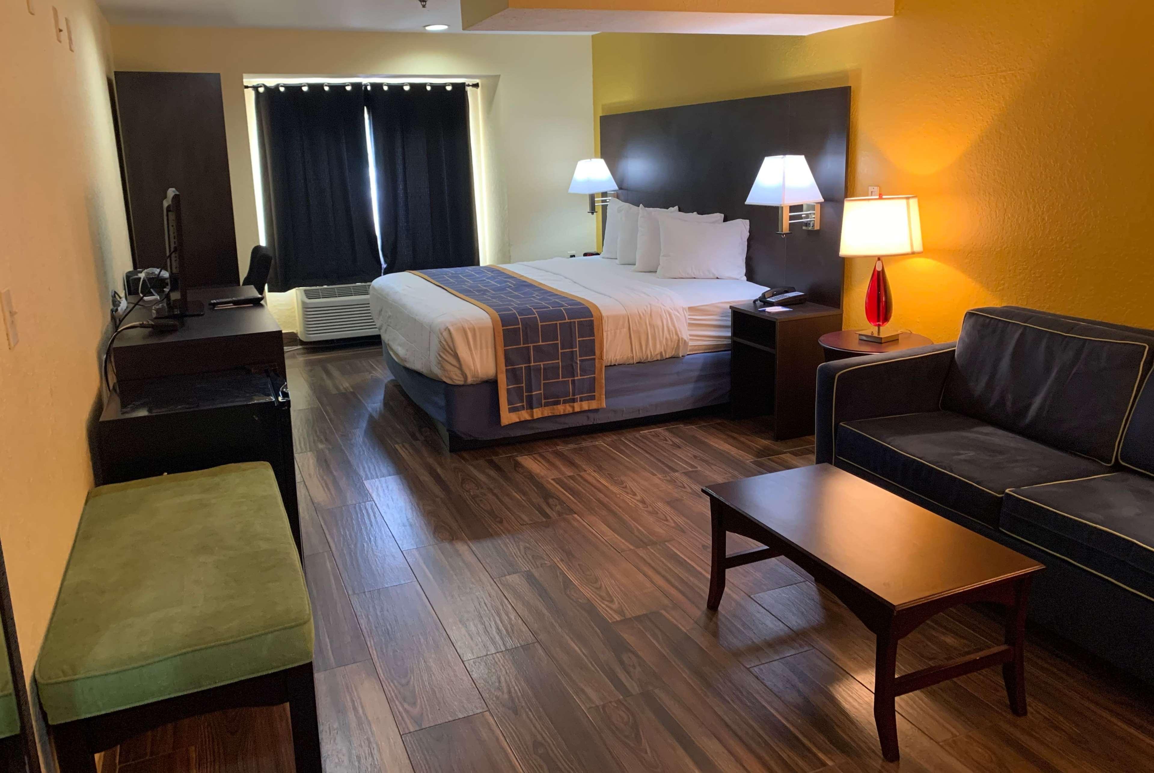 Days Inn & Suites By Wyndham Tampa/Raymond James Stadium Exteriér fotografie