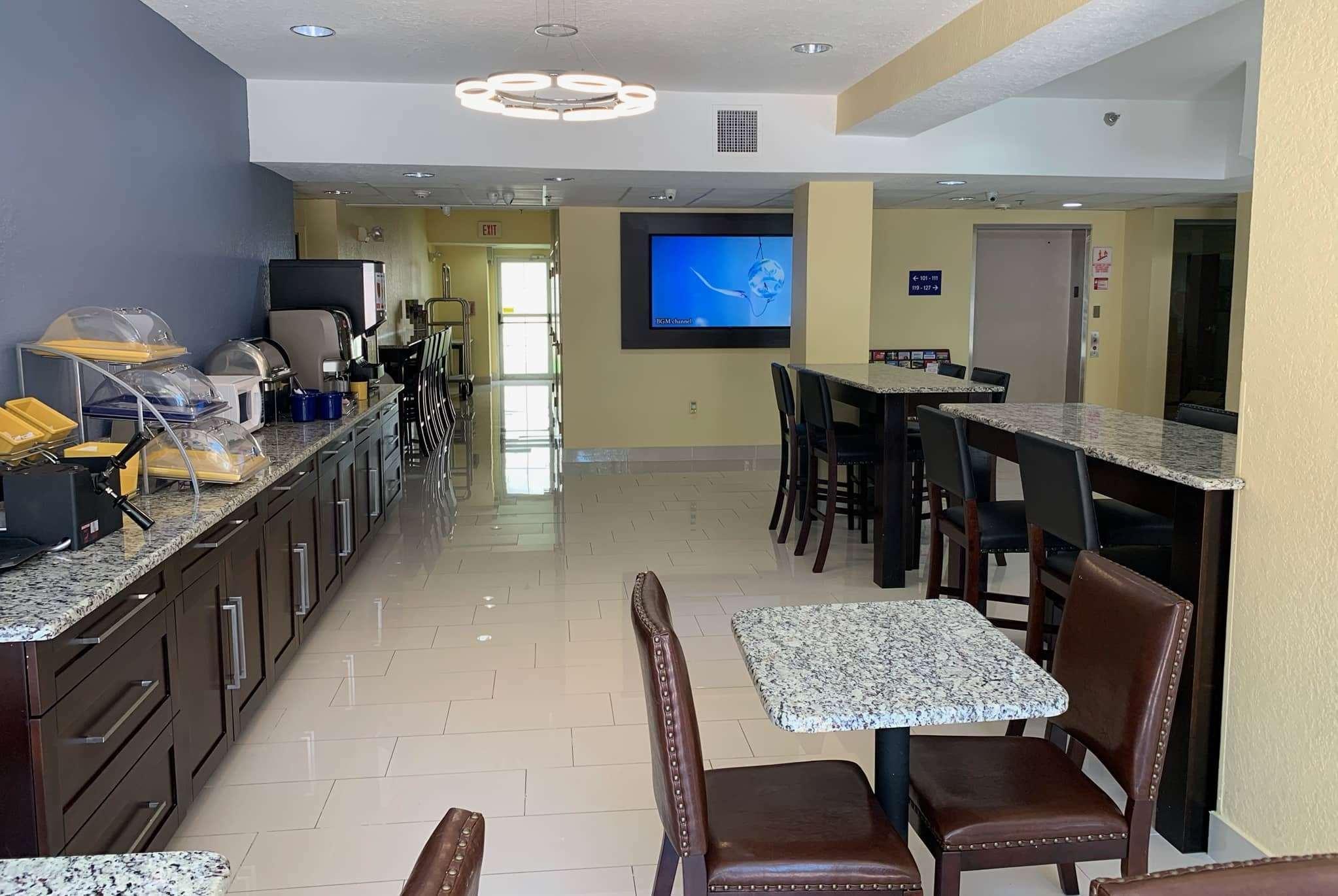 Days Inn & Suites By Wyndham Tampa/Raymond James Stadium Exteriér fotografie