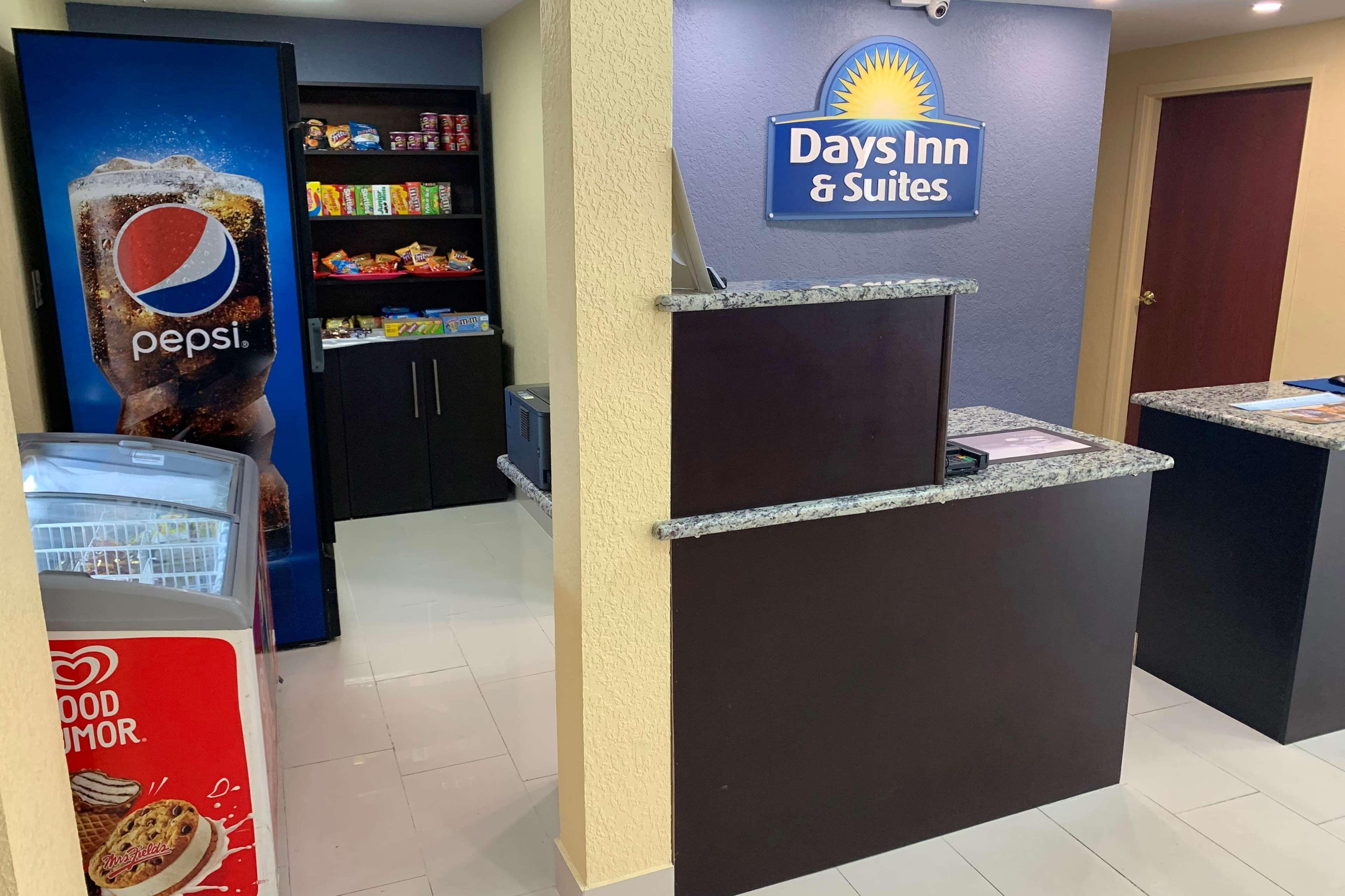 Days Inn & Suites By Wyndham Tampa/Raymond James Stadium Exteriér fotografie