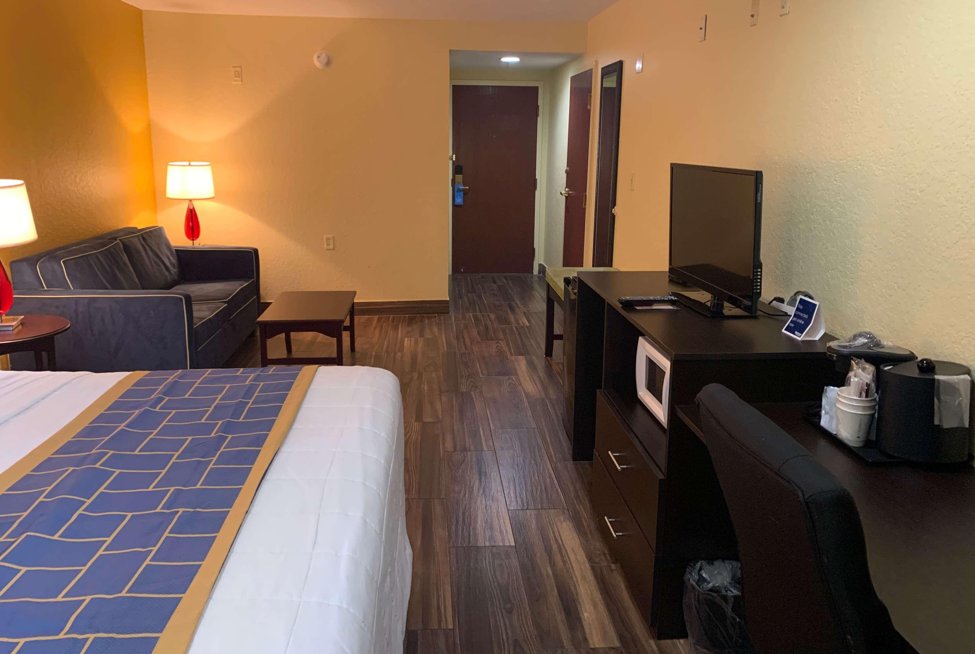 Days Inn & Suites By Wyndham Tampa/Raymond James Stadium Exteriér fotografie