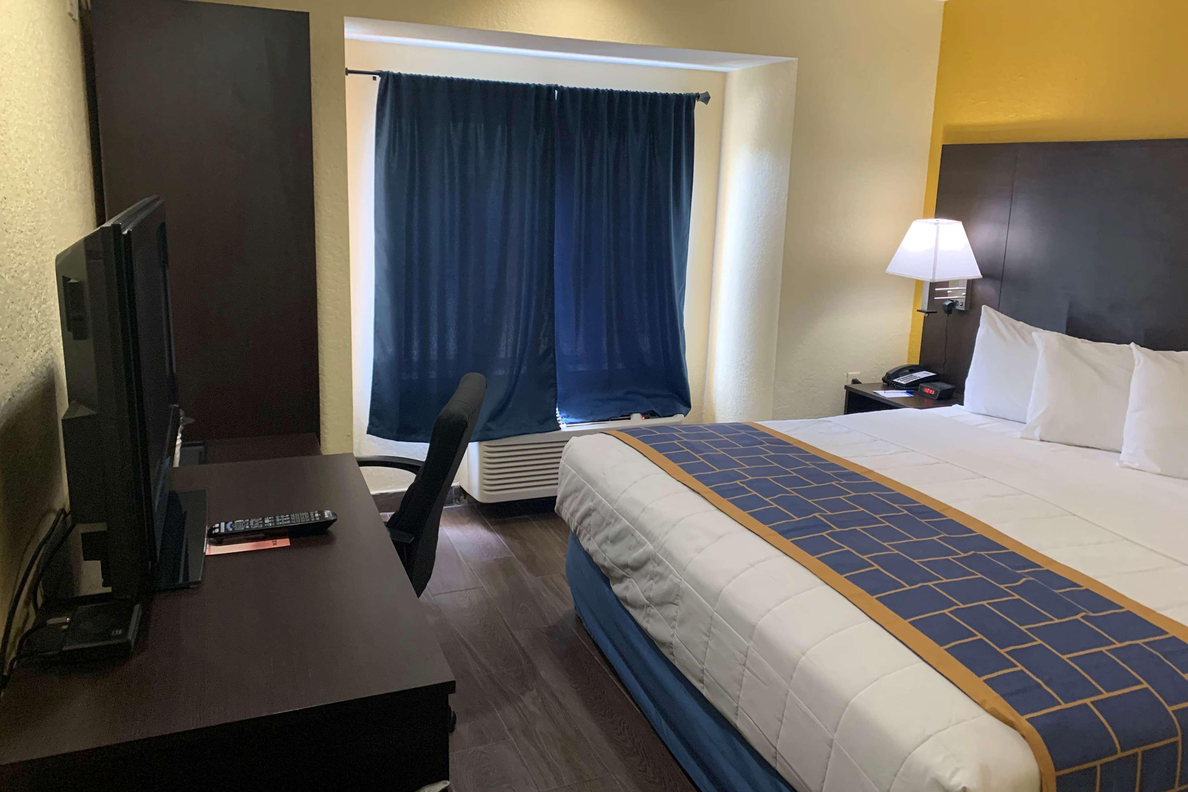Days Inn & Suites By Wyndham Tampa/Raymond James Stadium Exteriér fotografie