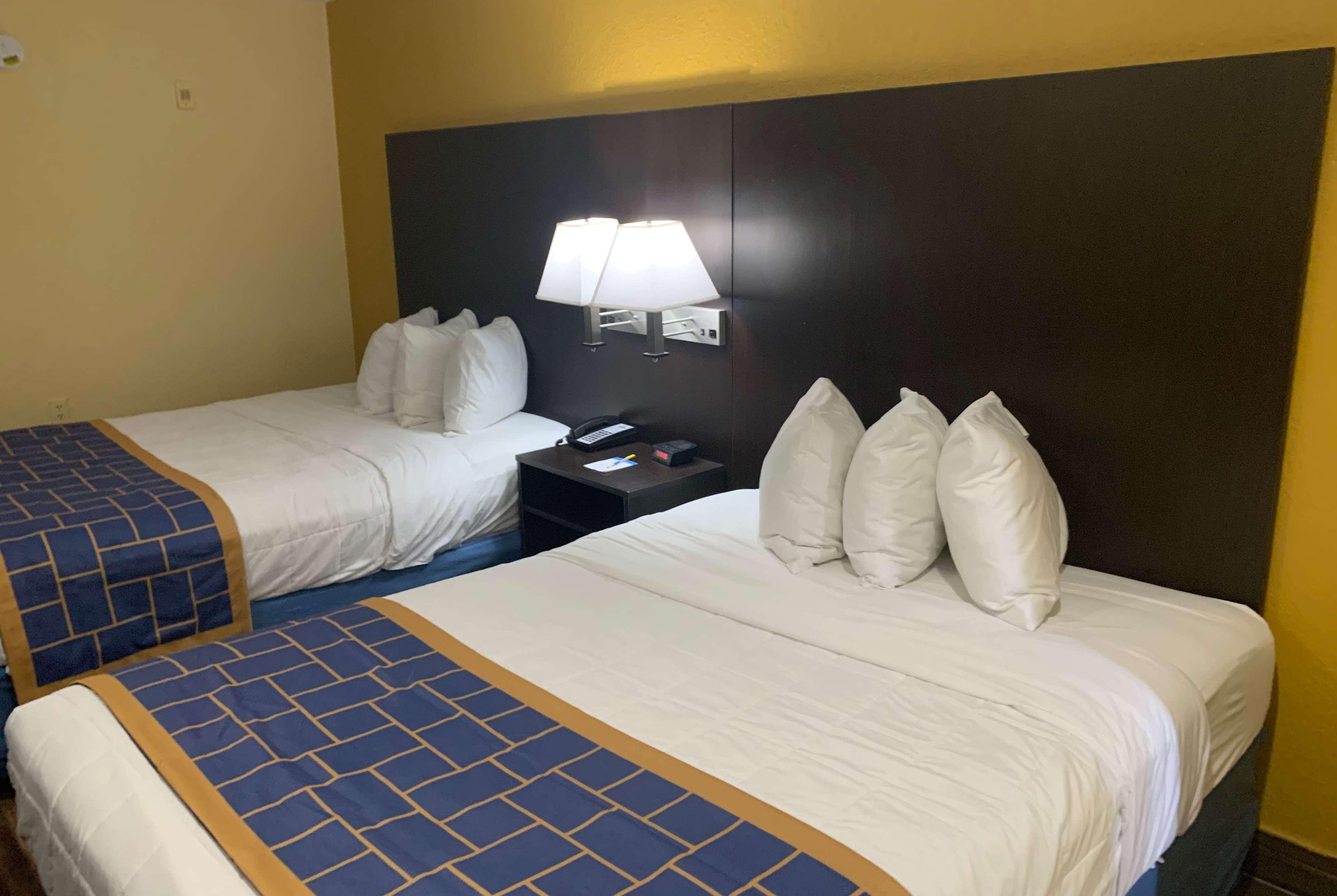 Days Inn & Suites By Wyndham Tampa/Raymond James Stadium Exteriér fotografie