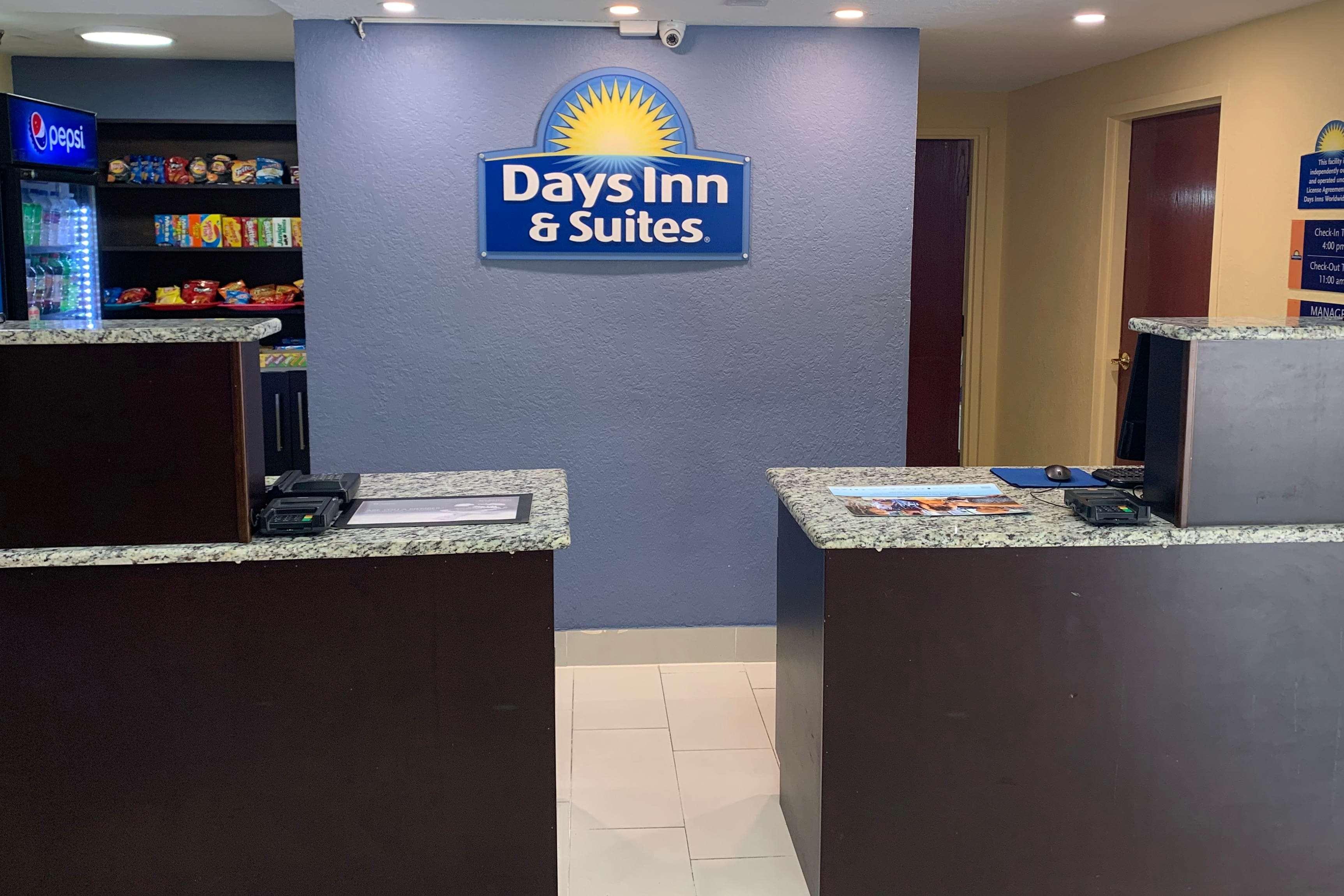 Days Inn & Suites By Wyndham Tampa/Raymond James Stadium Exteriér fotografie