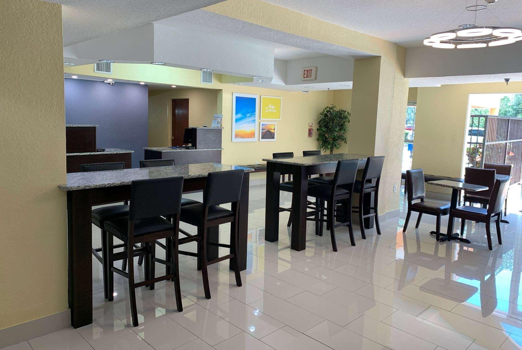 Days Inn & Suites By Wyndham Tampa/Raymond James Stadium Exteriér fotografie