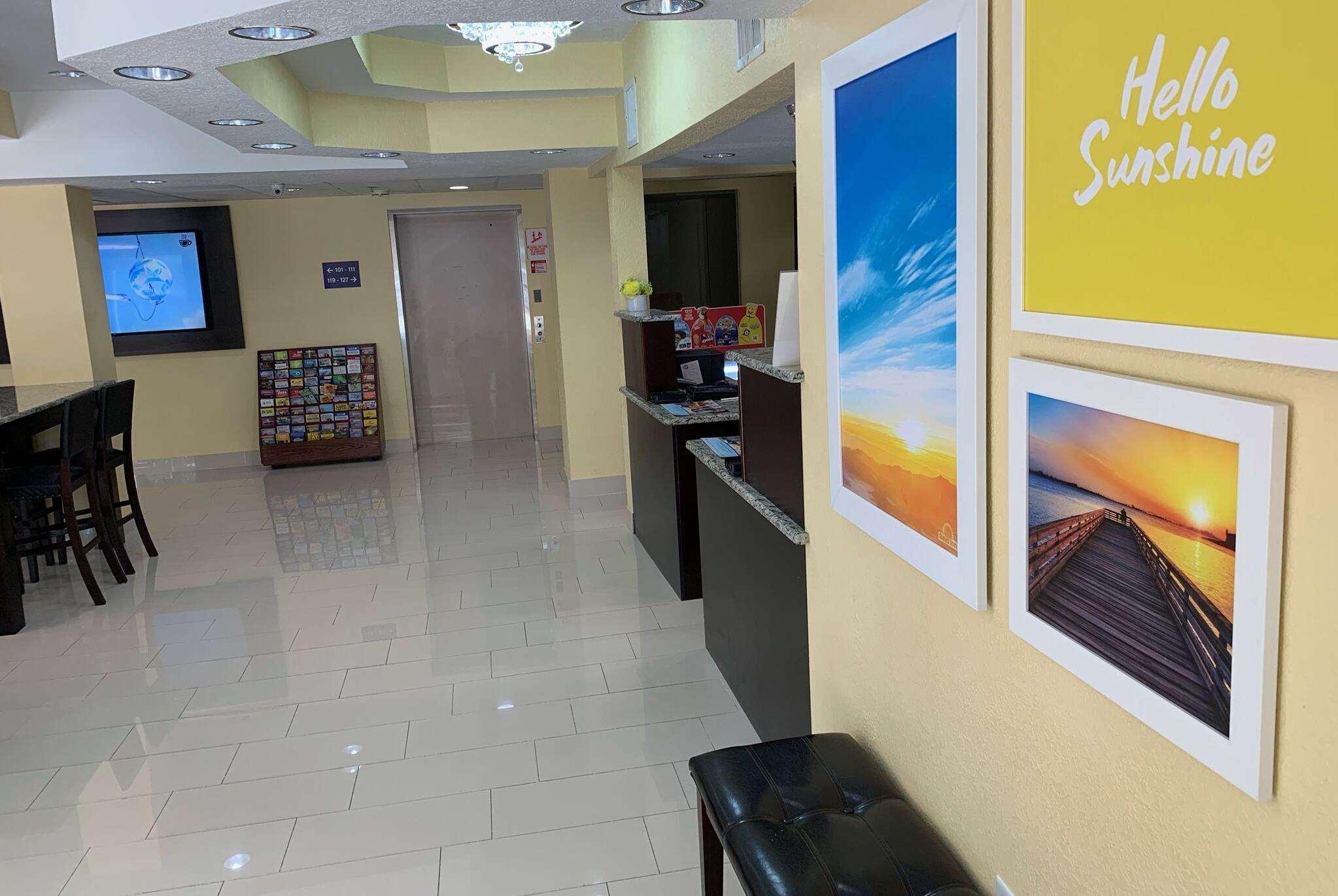 Days Inn & Suites By Wyndham Tampa/Raymond James Stadium Exteriér fotografie