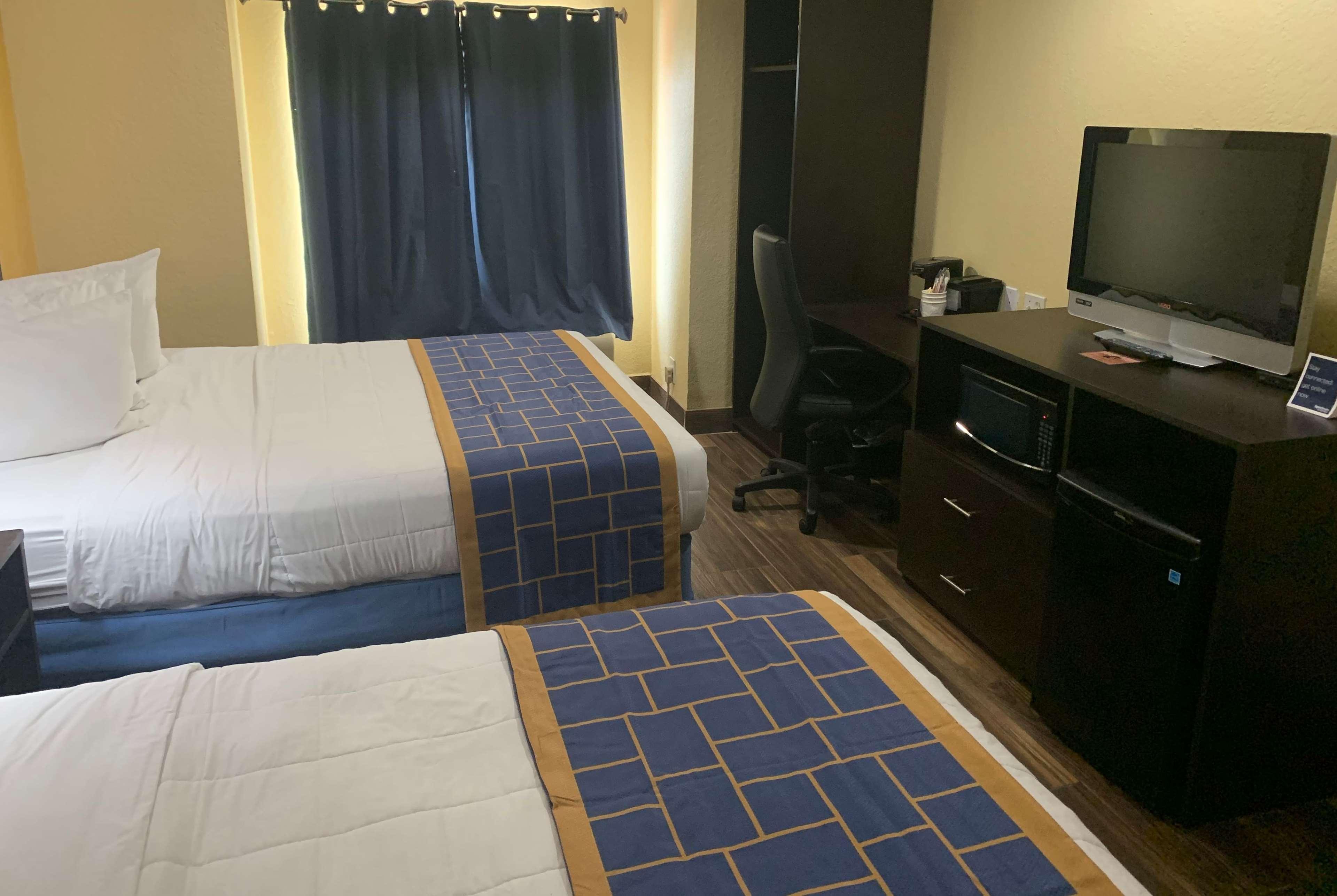 Days Inn & Suites By Wyndham Tampa/Raymond James Stadium Exteriér fotografie