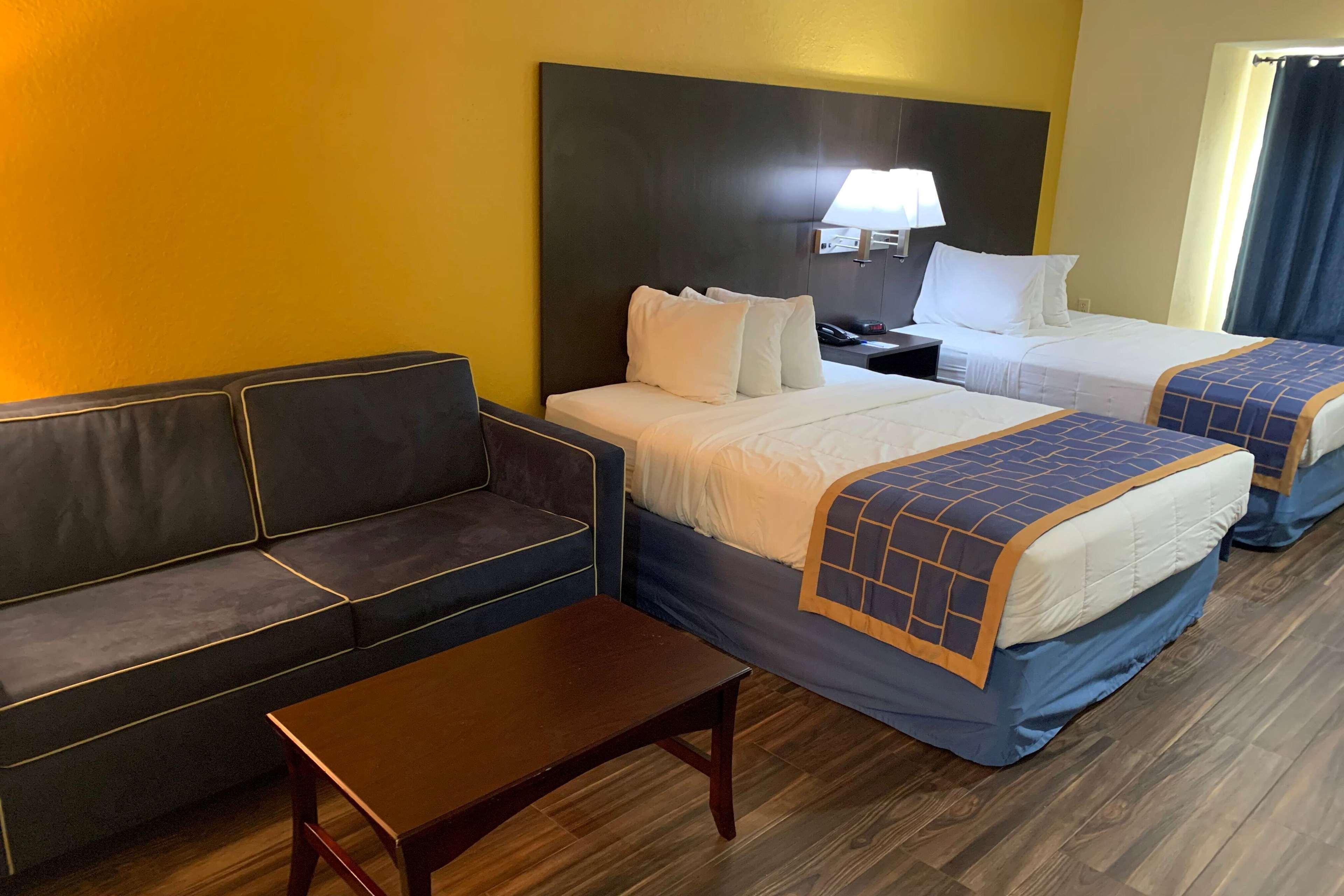 Days Inn & Suites By Wyndham Tampa/Raymond James Stadium Exteriér fotografie