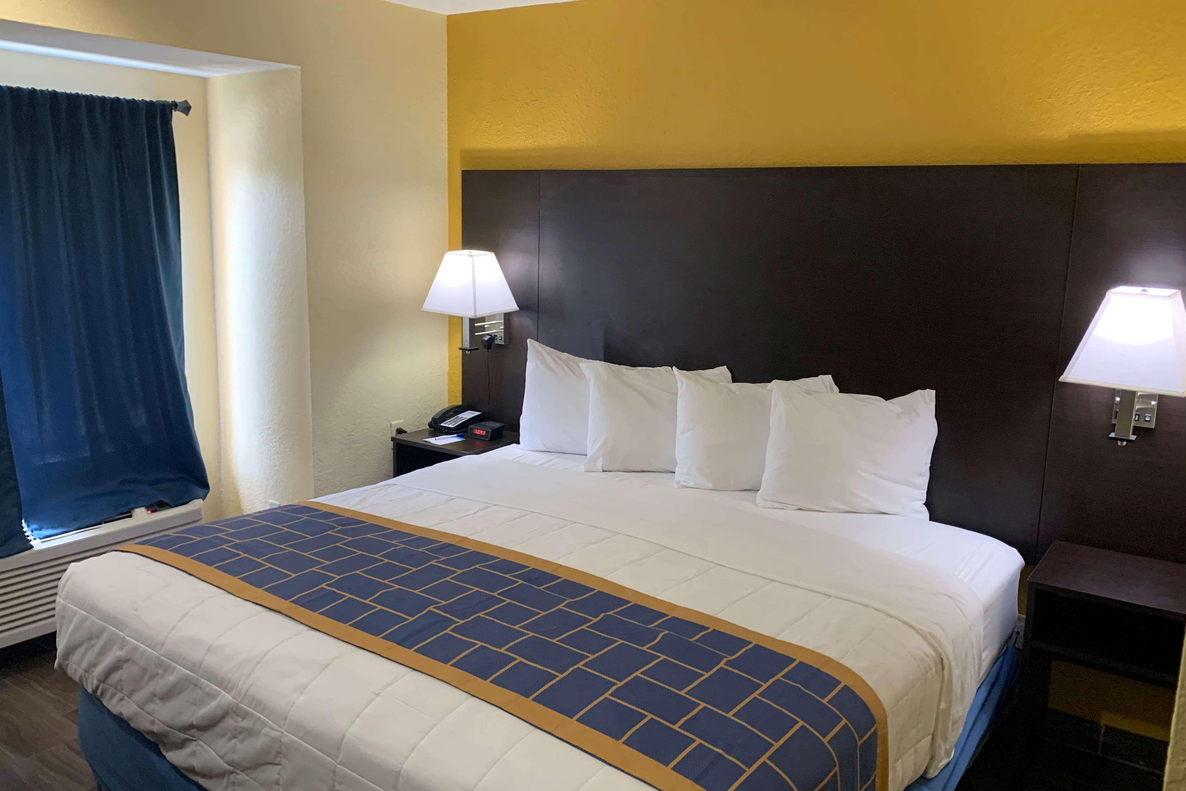 Days Inn & Suites By Wyndham Tampa/Raymond James Stadium Exteriér fotografie