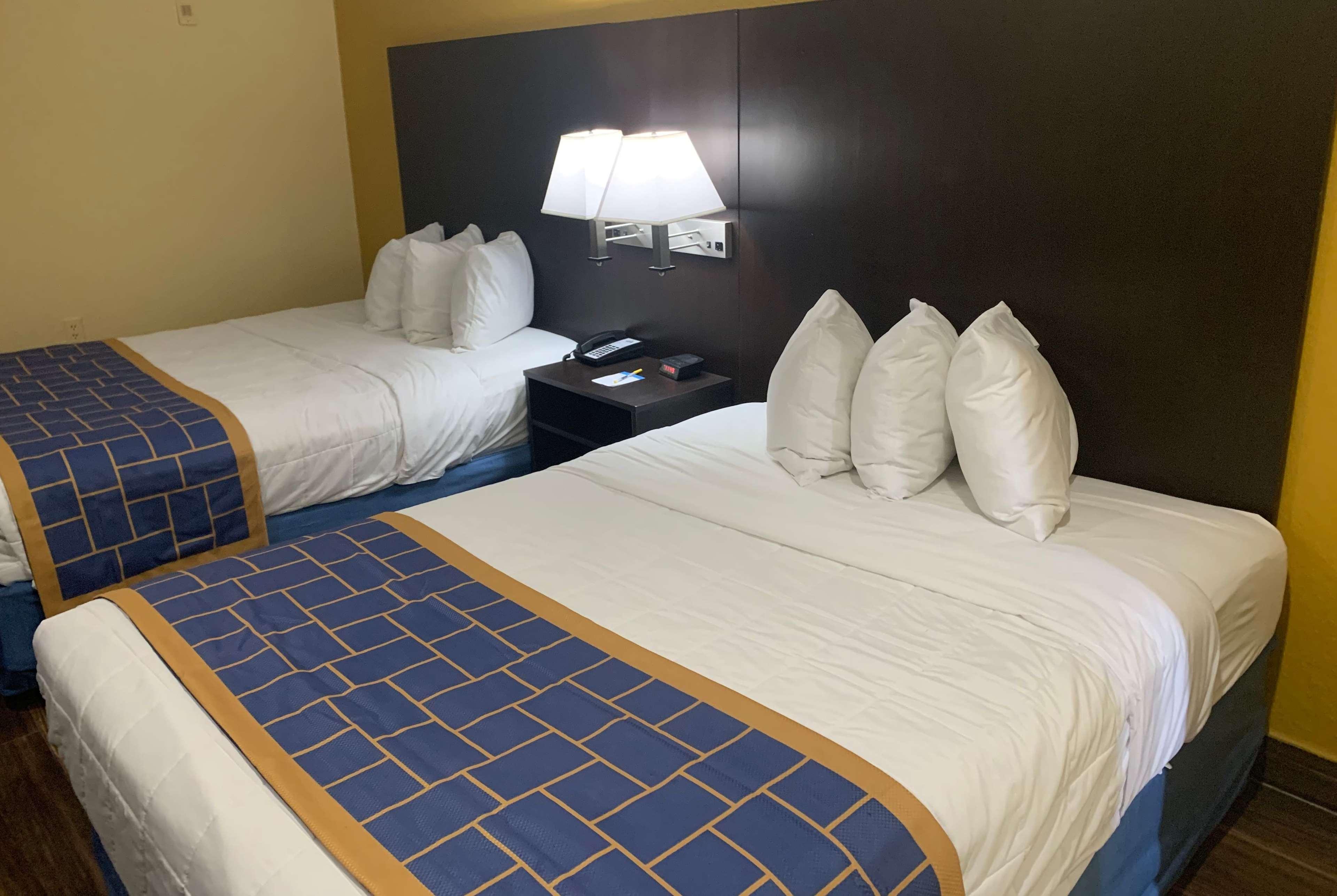 Days Inn & Suites By Wyndham Tampa/Raymond James Stadium Exteriér fotografie