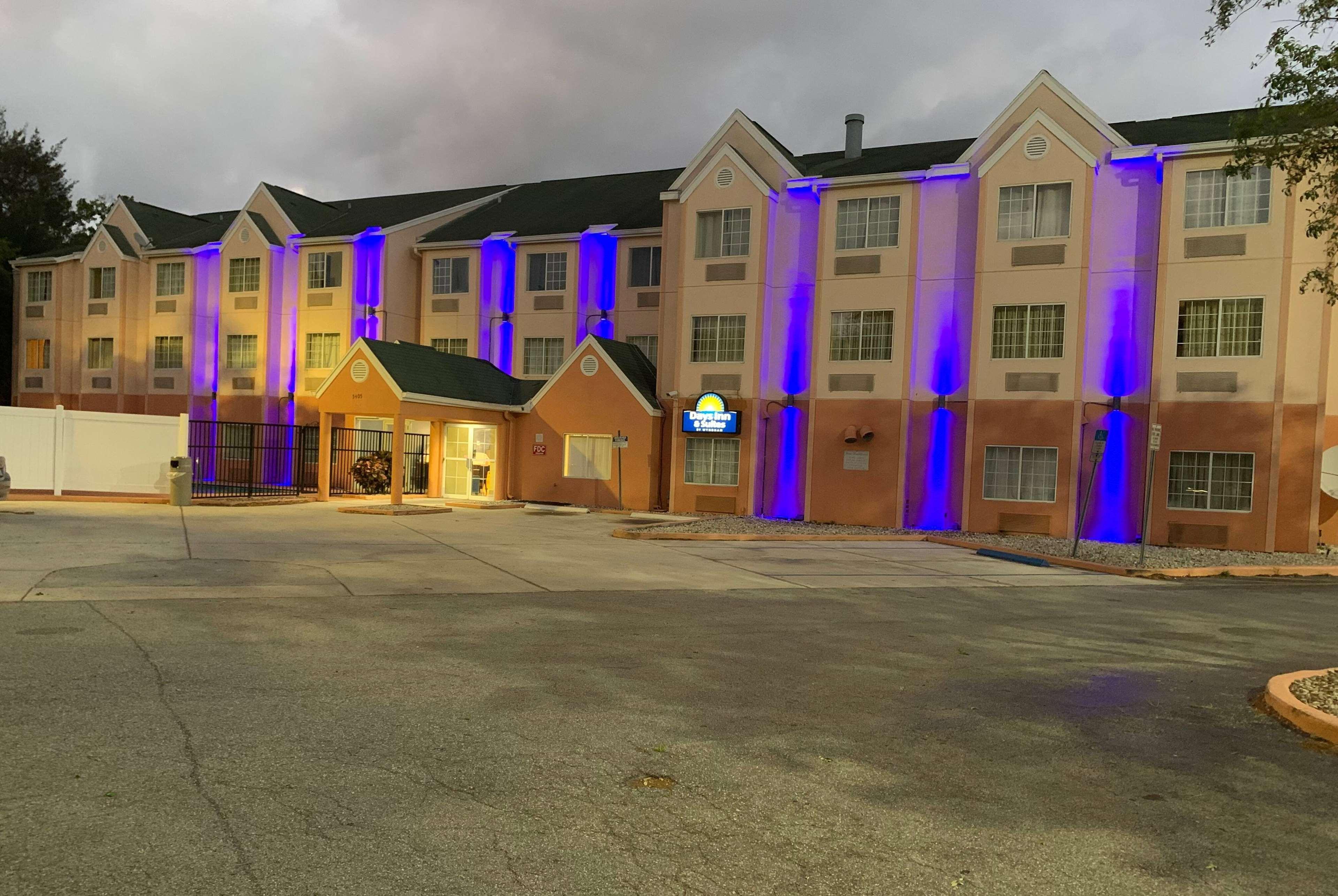 Days Inn & Suites By Wyndham Tampa/Raymond James Stadium Exteriér fotografie