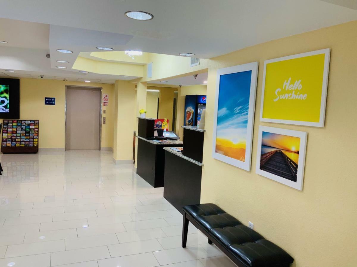 Days Inn & Suites By Wyndham Tampa/Raymond James Stadium Exteriér fotografie