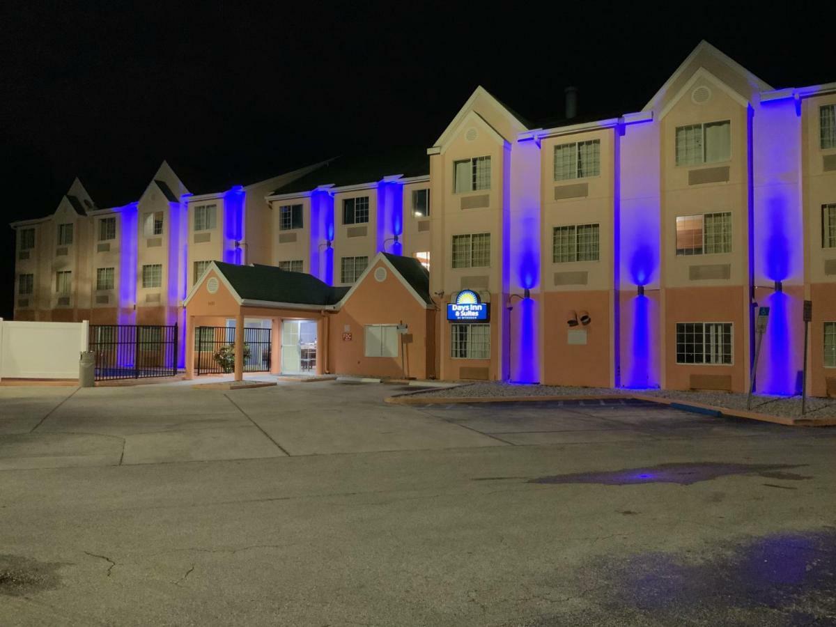 Days Inn & Suites By Wyndham Tampa/Raymond James Stadium Exteriér fotografie