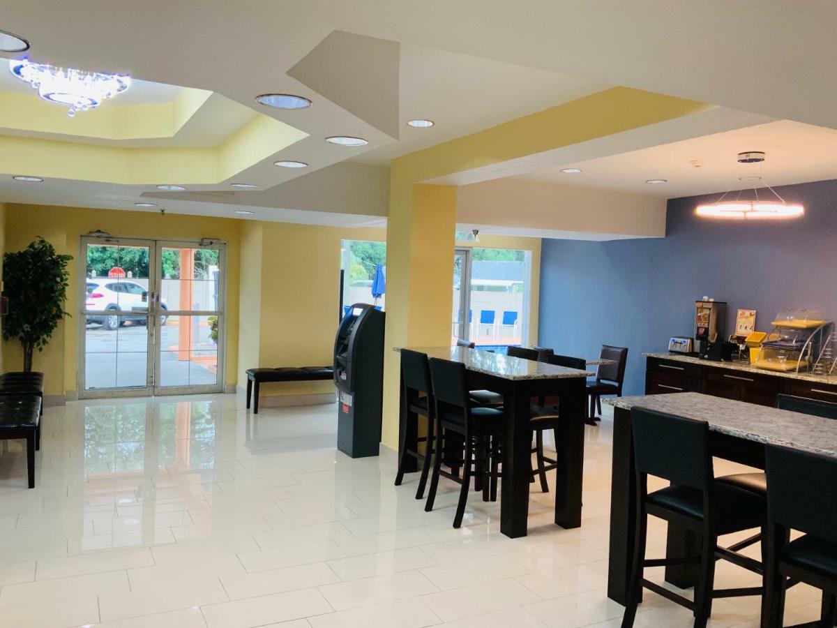 Days Inn & Suites By Wyndham Tampa/Raymond James Stadium Exteriér fotografie