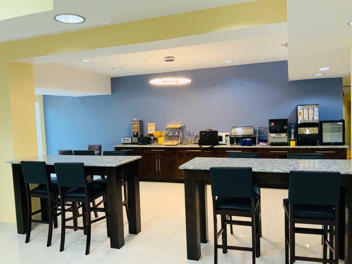 Days Inn & Suites By Wyndham Tampa/Raymond James Stadium Exteriér fotografie