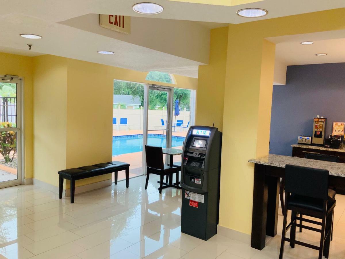 Days Inn & Suites By Wyndham Tampa/Raymond James Stadium Exteriér fotografie
