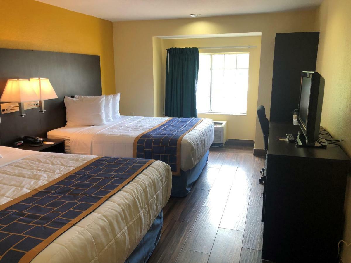 Days Inn & Suites By Wyndham Tampa/Raymond James Stadium Exteriér fotografie