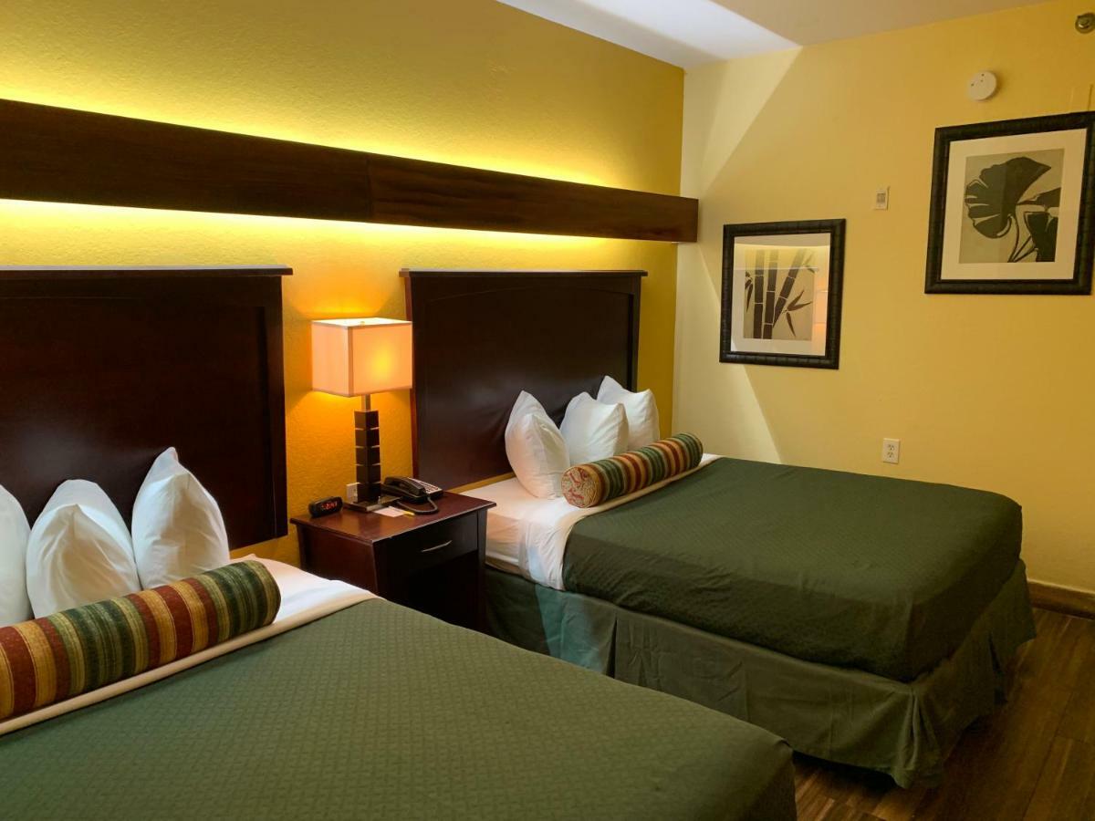 Days Inn & Suites By Wyndham Tampa/Raymond James Stadium Exteriér fotografie