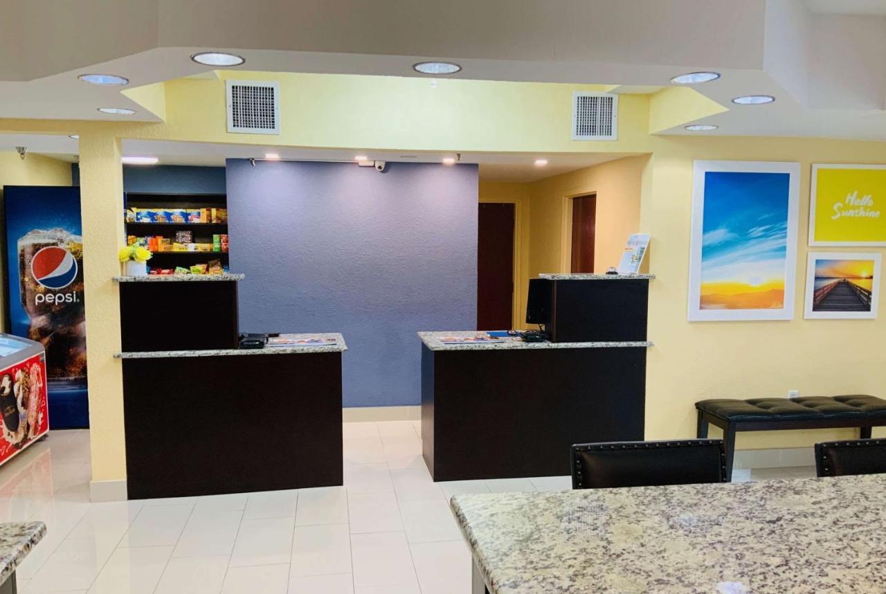 Days Inn & Suites By Wyndham Tampa/Raymond James Stadium Exteriér fotografie